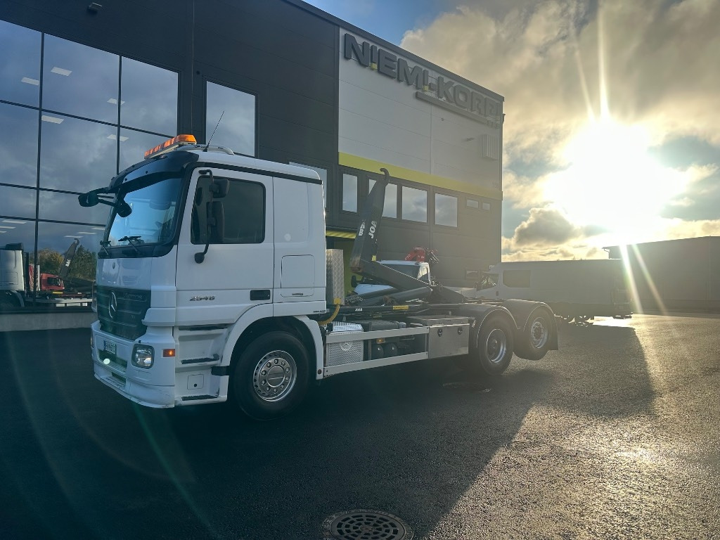 Mercedes-Benz Actros 2545 L 6x2 - Камион со кука за подигање: слика 1 Mercedes-Benz Actros 2545 L 6x2 - Камион со кука за подигање: слика 1