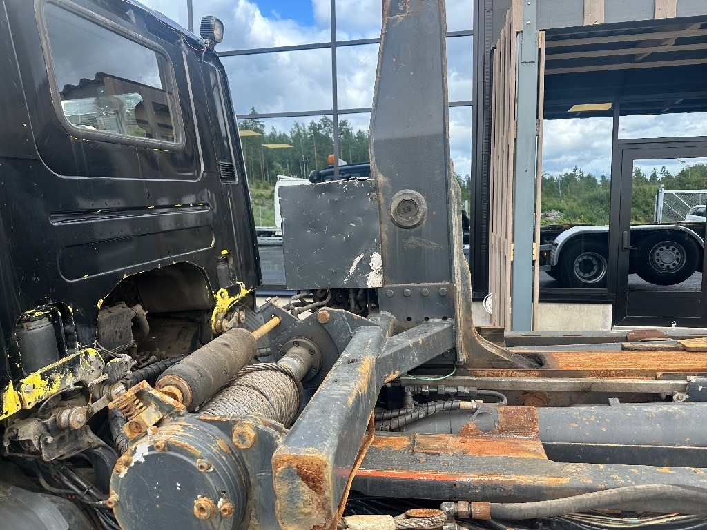 Камион со кука за подигање Scania P420 6x2*4: слика 13