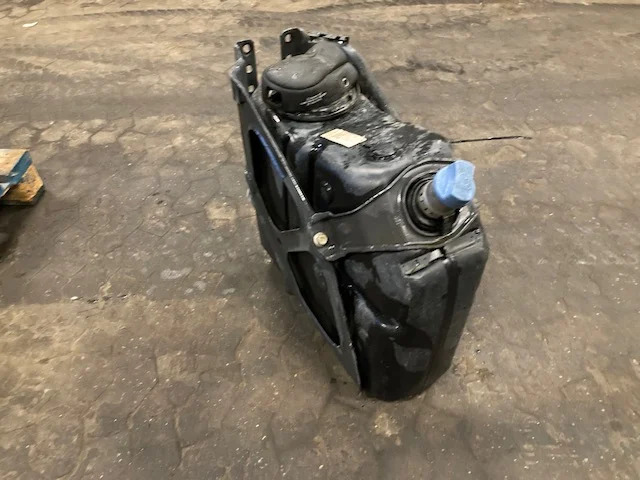 Mercedes A9604701515 – Mercedes adblue tank - AdBlue резервоар за Камион: слика 1 Mercedes A9604701515 – Mercedes adblue tank - AdBlue резервоар за Камион: слика 1