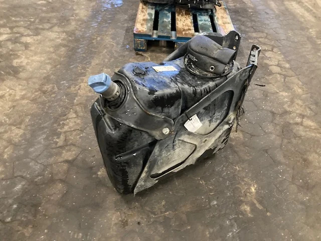 Mercedes A9604701515 – Mercedes adblue tank - AdBlue резервоар за Камион: слика 2 Mercedes A9604701515 – Mercedes adblue tank - AdBlue резервоар за Камион: слика 2