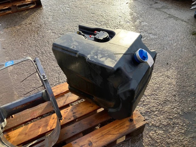 Scania Reductant tank – Scania 2875486 - AdBlue резервоар за Камион: слика 2 Scania Reductant tank – Scania 2875486 - AdBlue резервоар за Камион: слика 2
