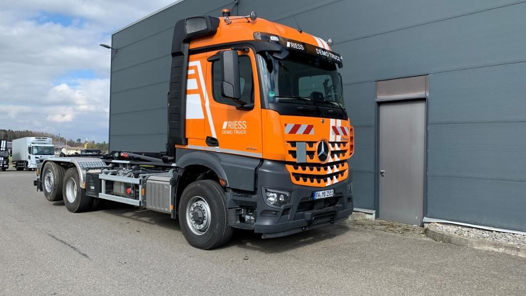 Mercedes-Benz 2551 L Abrollkipper mit HAD, gelenkter liftbarer - Камион: слика 1 Mercedes-Benz 2551 L Abrollkipper mit HAD, gelenkter liftbarer - Камион: слика 1
