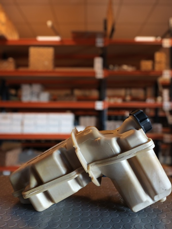 SCANIA EXPANSION TANK - 2401669 - Експанзионен сад за Камион: слика 1 SCANIA EXPANSION TANK - 2401669 - Експанзионен сад за Камион: слика 1