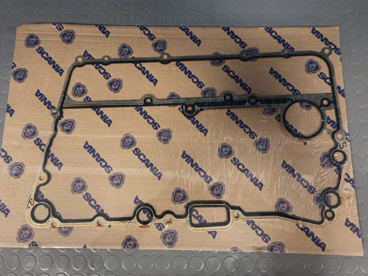 SCANIA OIL COOLER GASKET - 2096561 - Ладилник за масло за Камион: слика 1 SCANIA OIL COOLER GASKET - 2096561 - Ладилник за масло за Камион: слика 1