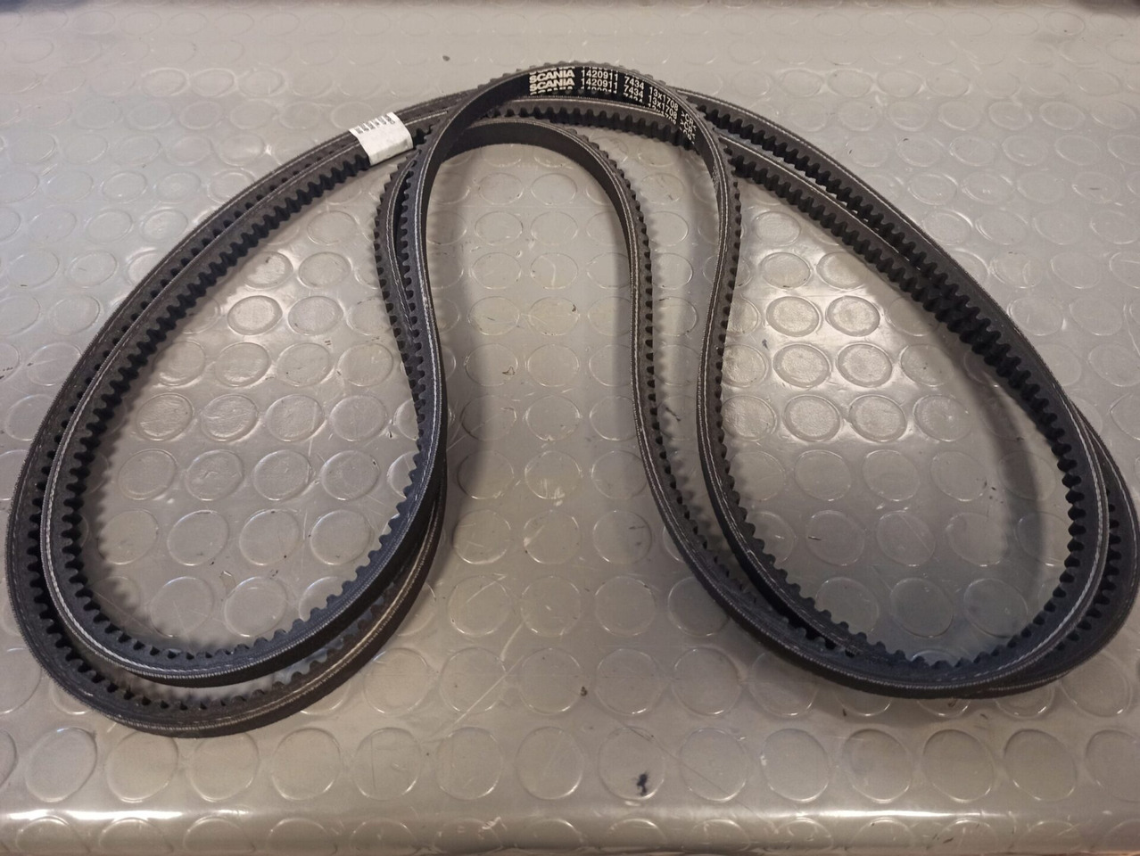 SCANIA V-BELT - 1420911 - Ремен за Камион: слика 1 SCANIA V-BELT - 1420911 - Ремен за Камион: слика 1