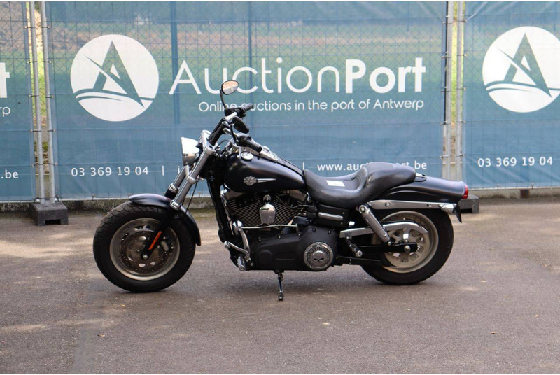 Harley-Davidson Dyna Fat Bob - Мотоцикл: слика 1 Harley-Davidson Dyna Fat Bob - Мотоцикл: слика 1