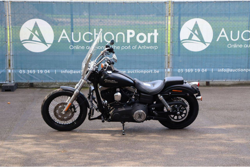 Harley-Davidson Dyna Street Bob - Мотоцикл: слика 1 Harley-Davidson Dyna Street Bob - Мотоцикл: слика 1