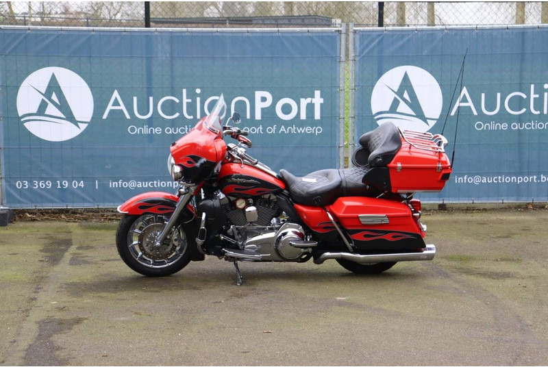 Harley-Davidson Ultra Glide CVO - Мотоцикл: слика 1 Harley-Davidson Ultra Glide CVO - Мотоцикл: слика 1