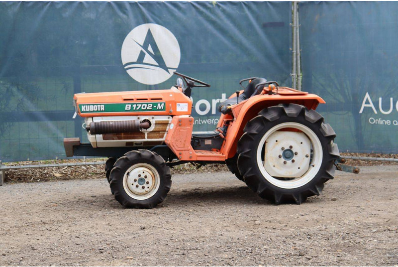 Kubota B1702-M - Трактор: слика 1 Kubota B1702-M - Трактор: слика 1