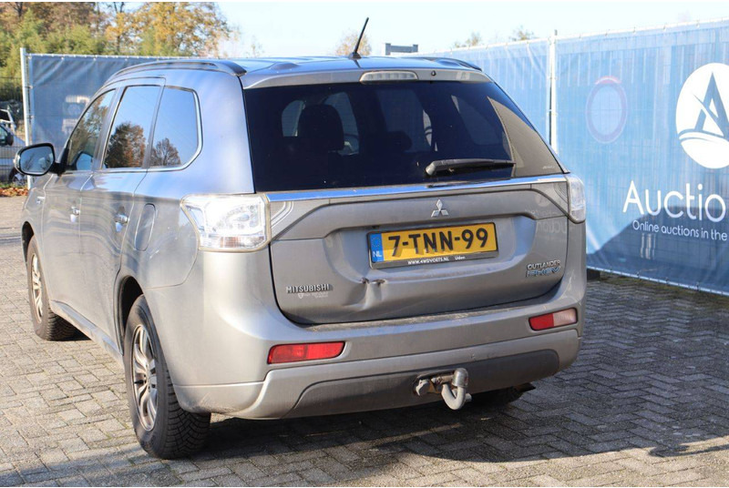 SUV Mitsubishi Outlander PHEV: слика 16