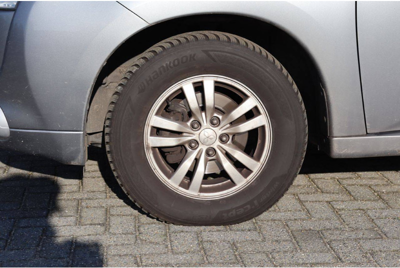 SUV Mitsubishi Outlander PHEV: слика 14