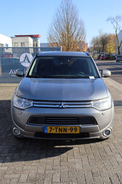 SUV Mitsubishi Outlander PHEV: слика 8