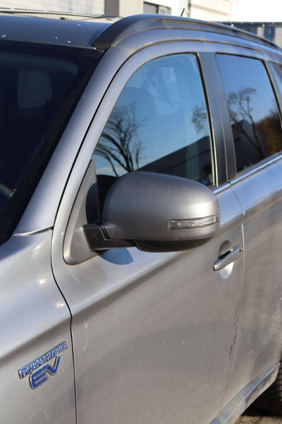 SUV Mitsubishi Outlander PHEV: слика 12