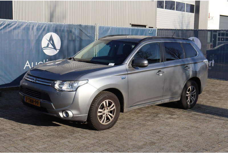 SUV Mitsubishi Outlander PHEV: слика 9