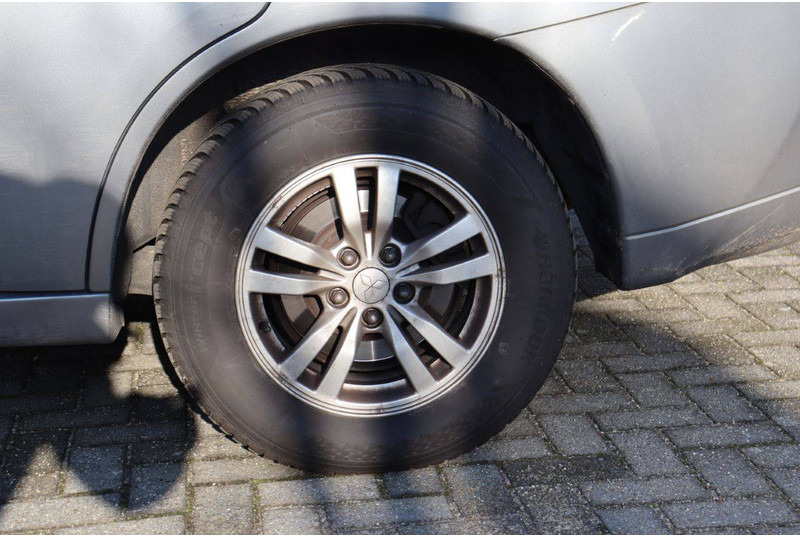 SUV Mitsubishi Outlander PHEV: слика 15