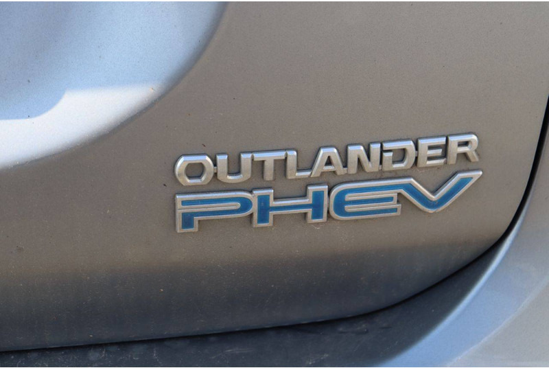 SUV Mitsubishi Outlander PHEV: слика 19