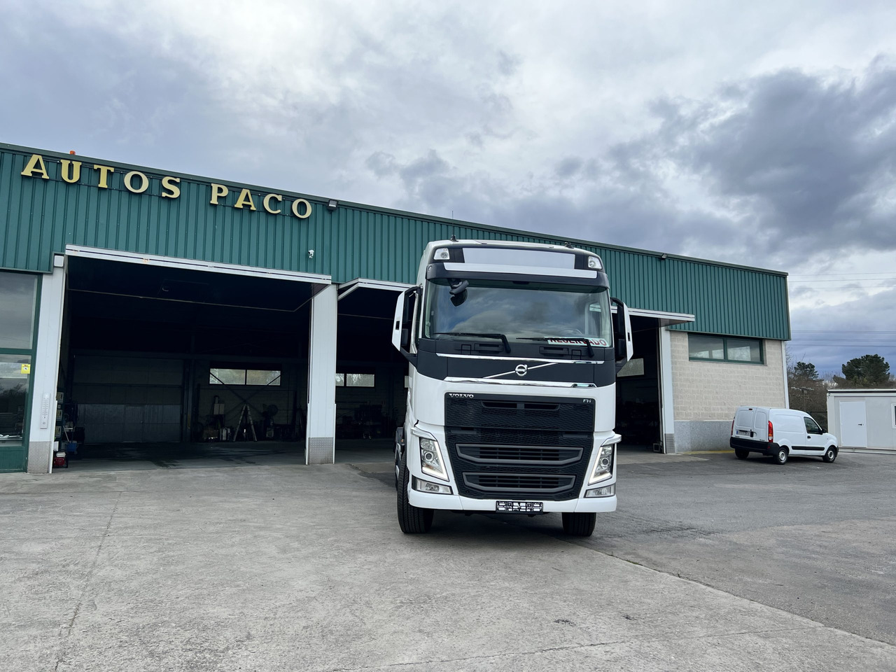 Camion Volvo 540 en chasis con retarder - Камион со кабинска шасија: слика 1 Camion Volvo 540 en chasis con retarder - Камион со кабинска шасија: слика 1