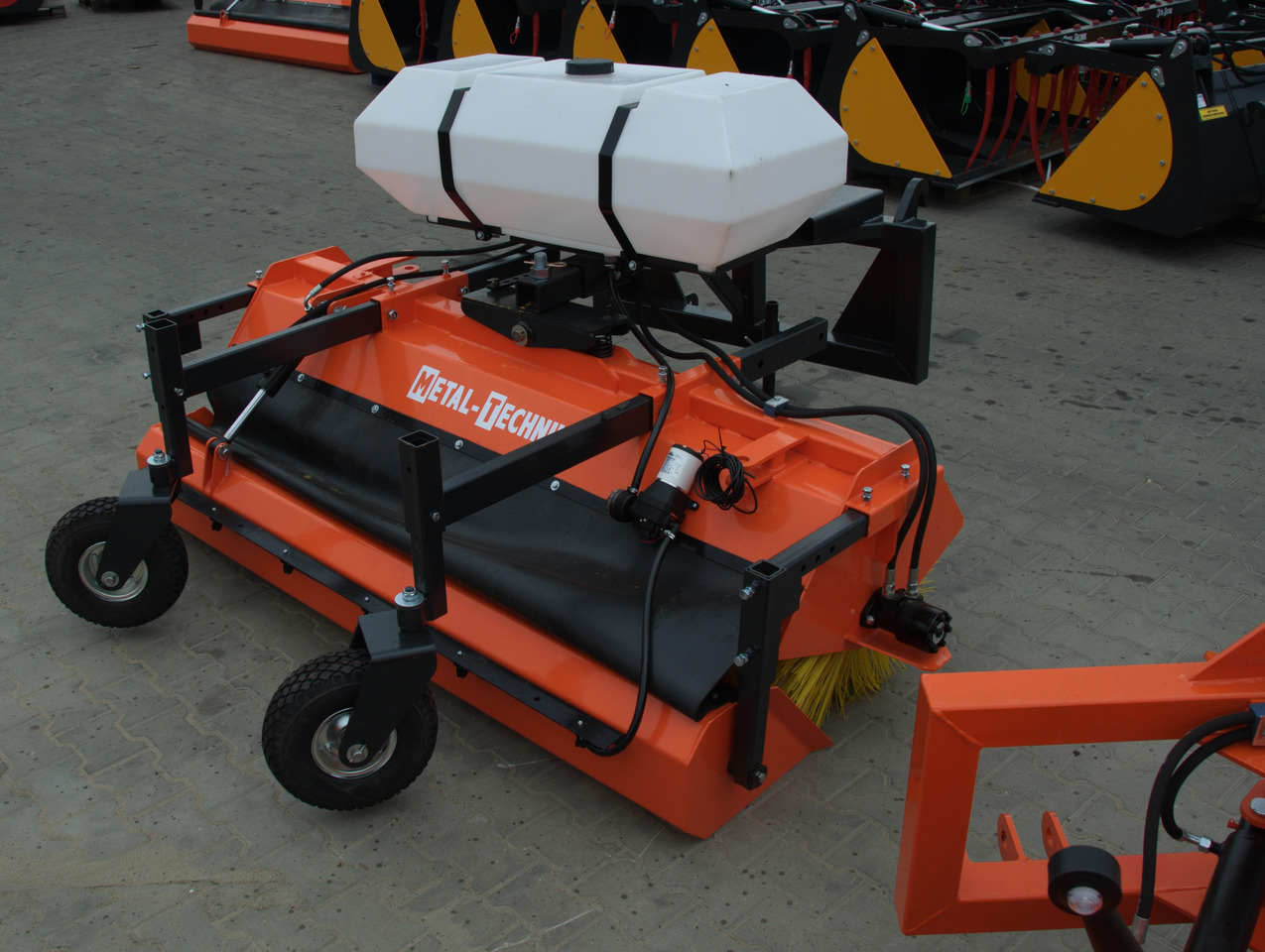 Metal-Technik Zamiatarka 1400 mm / Kehrmaschine 1400 mm/Sweeper 1400 mm/ Подметальная машина 1400 мм - Метла: слика 4 Metal-Technik Zamiatarka 1400 mm / Kehrmaschine 1400 mm/Sweeper 1400 mm/ Подметальная машина 1400 мм - Метла: слика 4