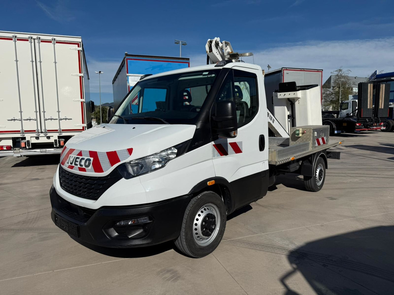 IVECO 35S14 Daily E6 (Basket) - Камион со подигачка кошница: слика 1 IVECO 35S14 Daily E6 (Basket) - Камион со подигачка кошница: слика 1