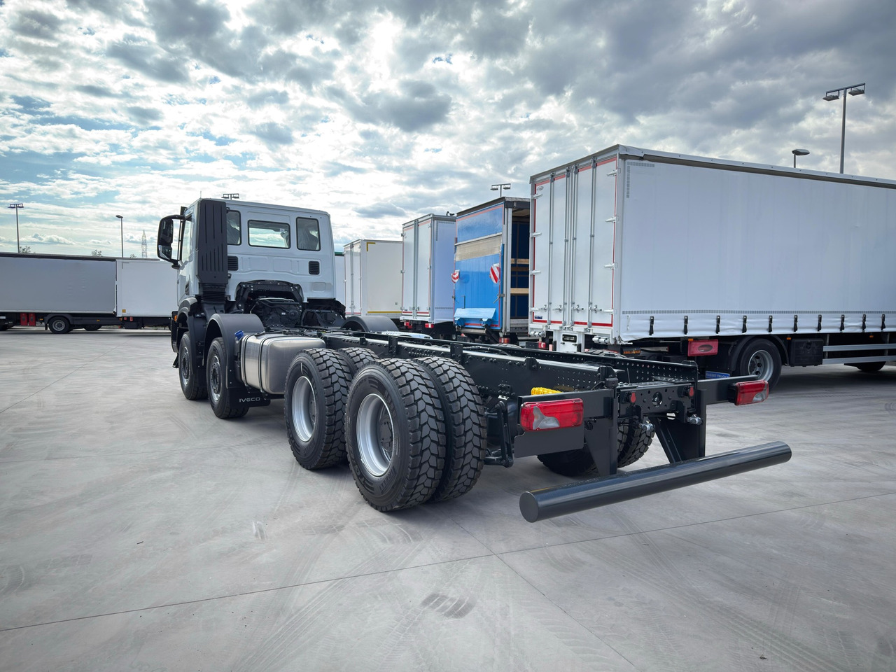 IVECO AD410T50 T-WAY 8x4 E6 (Chassis) - Камион со кабинска шасија: слика 4 IVECO AD410T50 T-WAY 8x4 E6 (Chassis) - Камион со кабинска шасија: слика 4