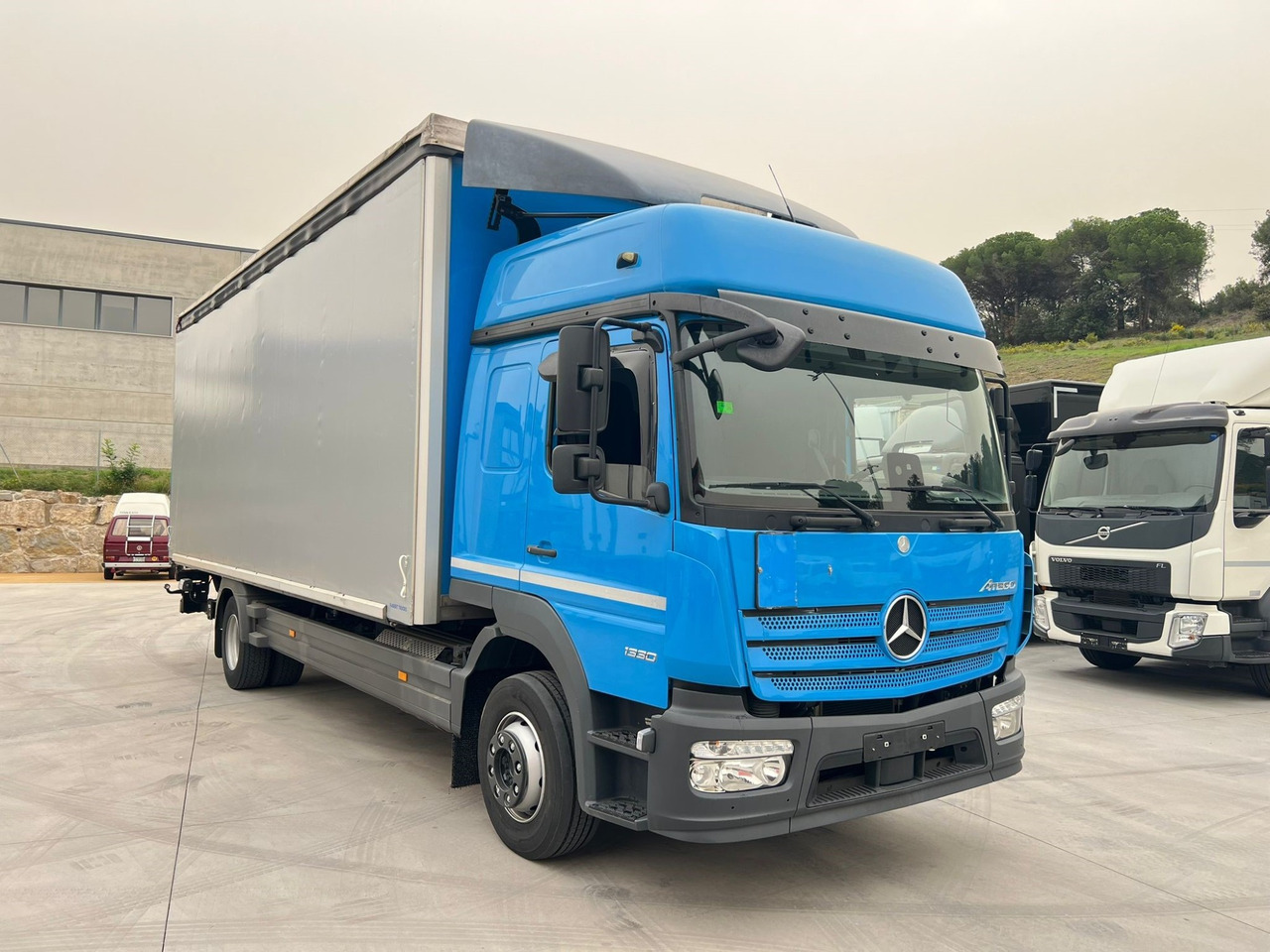 MERCEDES BENZ 13.30L Atego E6 (Tauliner) - Камион со церада: слика 2 MERCEDES BENZ 13.30L Atego E6 (Tauliner) - Камион со церада: слика 2