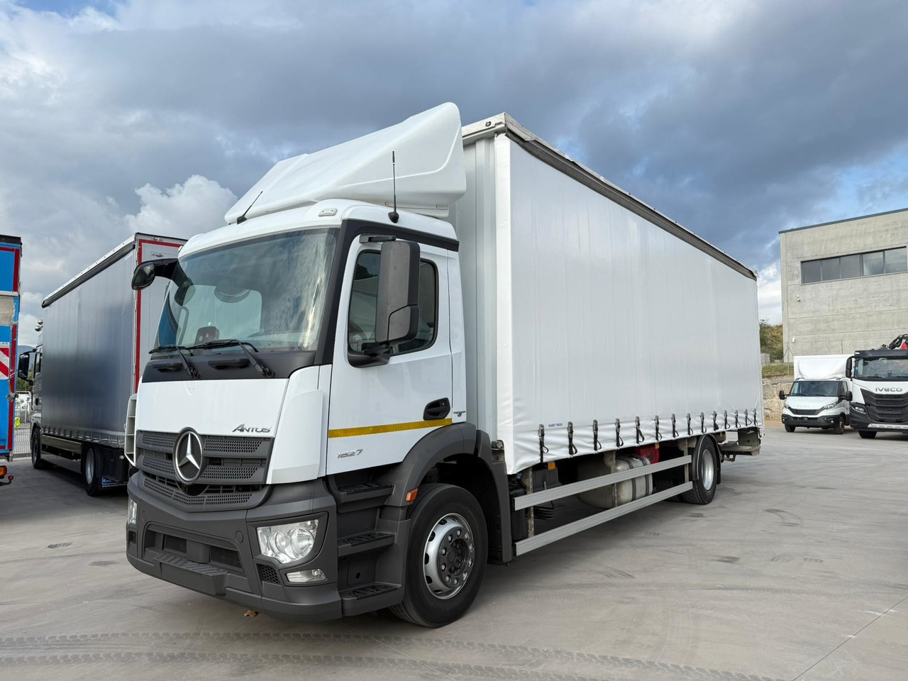 MERCEDES BENZ 18.27 Antos E6 (Tauliner) - Камион со церада: слика 1 MERCEDES BENZ 18.27 Antos E6 (Tauliner) - Камион со церада: слика 1