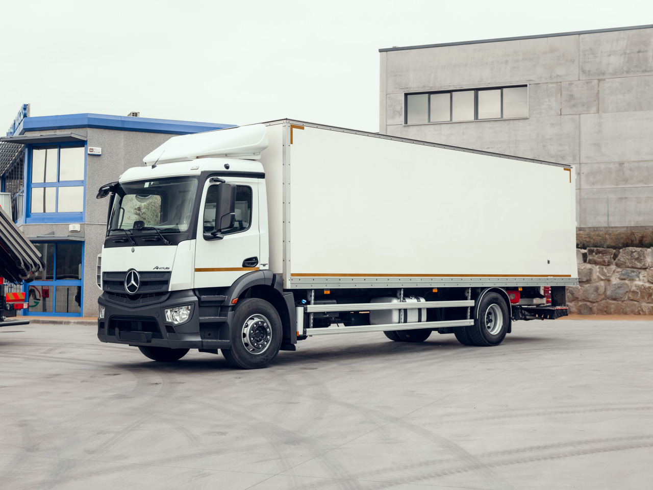 MERCEDES BENZ 18.30L Antos E6 (VAN) - Камион сандучар: слика 1 MERCEDES BENZ 18.30L Antos E6 (VAN) - Камион сандучар: слика 1