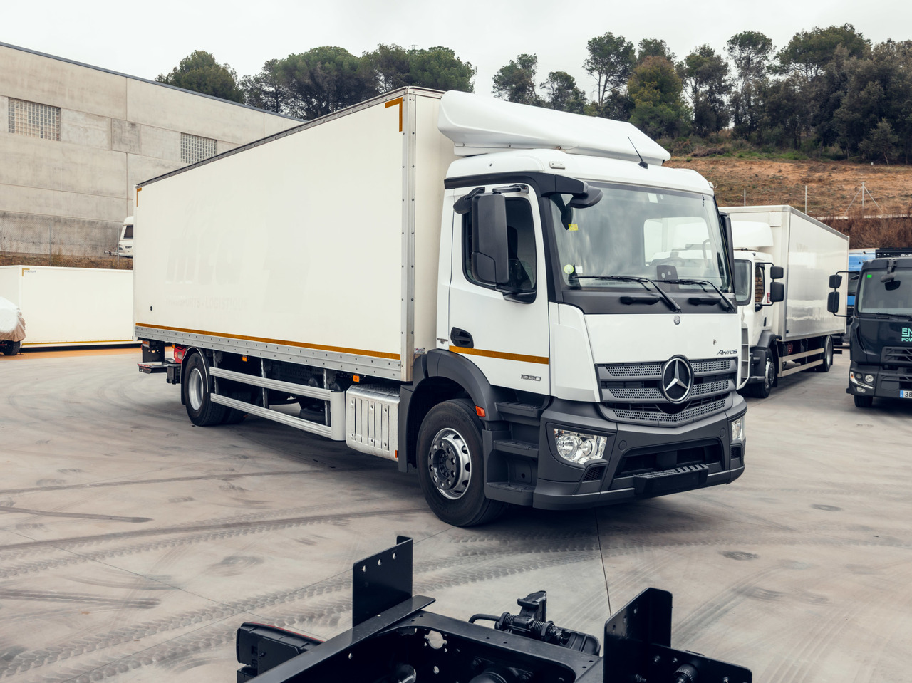 MERCEDES BENZ 18.30L Antos E6 (VAN) - Камион сандучар: слика 2 MERCEDES BENZ 18.30L Antos E6 (VAN) - Камион сандучар: слика 2
