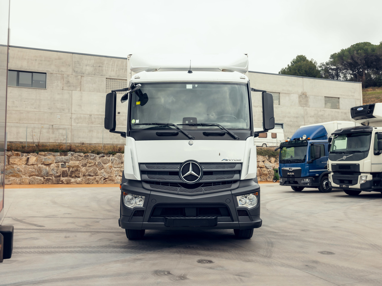 MERCEDES BENZ 18.30L Antos E6 (VAN) - Камион сандучар: слика 3 MERCEDES BENZ 18.30L Antos E6 (VAN) - Камион сандучар: слика 3