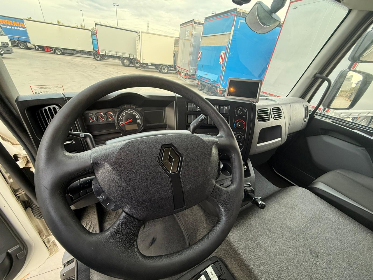 RENAULT D12.240 E6 (Tauliner) - Камион со церада: слика 5 RENAULT D12.240 E6 (Tauliner) - Камион со церада: слика 5