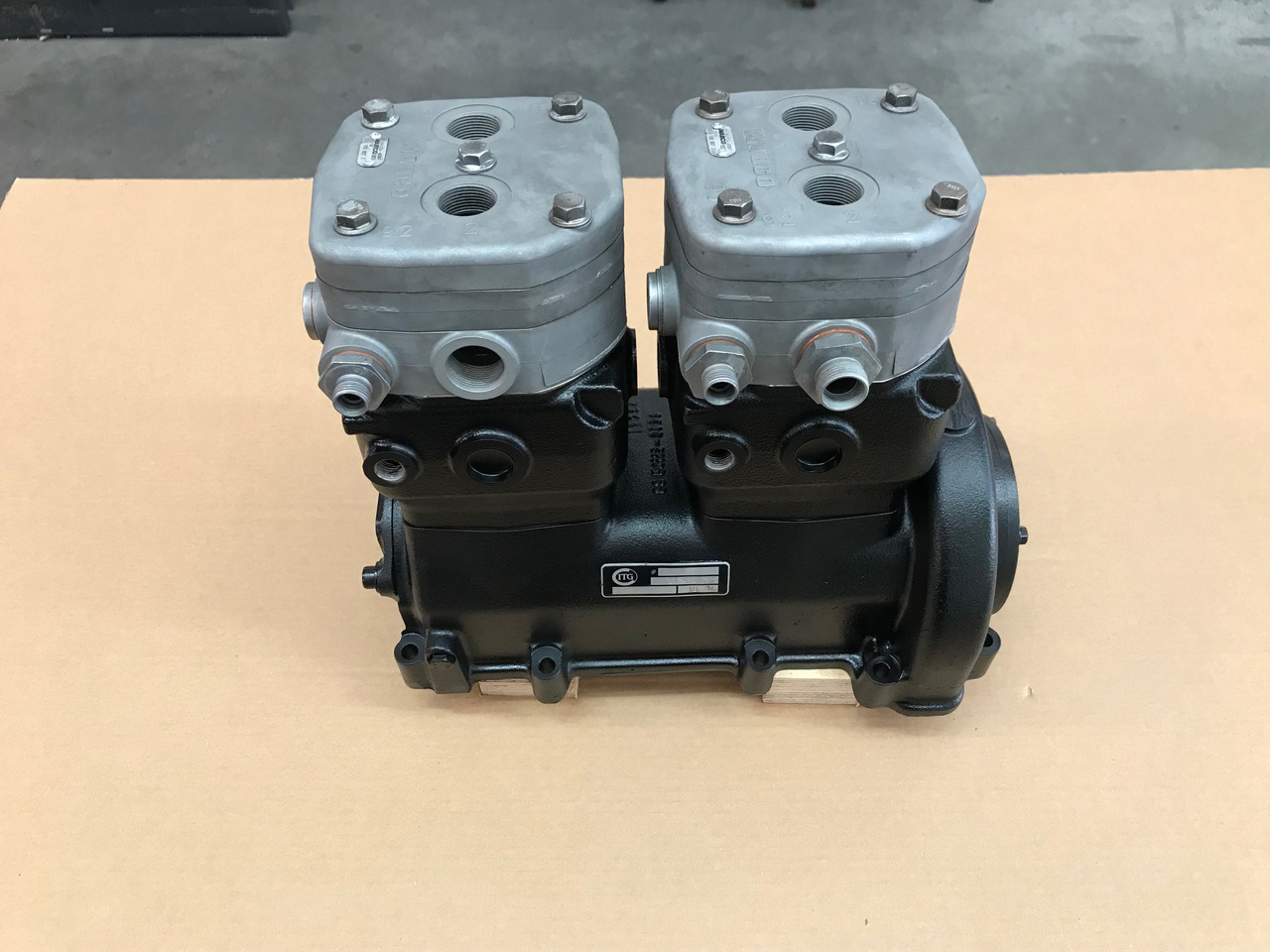 COMPRESSORE ARIA BICILINDRICO RAFFREDDATO AD ACQUA - MAN 51541007190 - Компресор за воздух: слика 1 COMPRESSORE ARIA BICILINDRICO RAFFREDDATO AD ACQUA - MAN 51541007190 - Компресор за воздух: слика 1