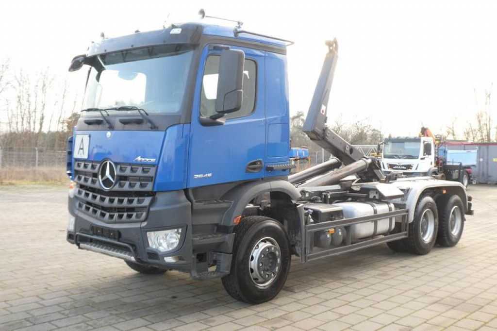 Mercedes-Benz Arocs 2645 K 6x4 Abrollkipper Meiller deutsch to - Камион со кука за подигање: слика 1 Mercedes-Benz Arocs 2645 K 6x4 Abrollkipper Meiller deutsch to - Камион со кука за подигање: слика 1