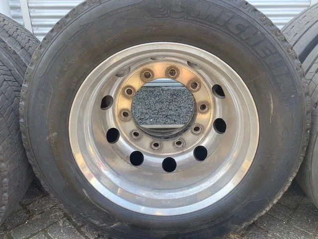 Michelin 355/50x22,5 - 2 stuks en 295/60x22,5 - 4 stuks - Гума за Камион: слика 2 Michelin 355/50x22,5 - 2 stuks en 295/60x22,5 - 4 stuks - Гума за Камион: слика 2