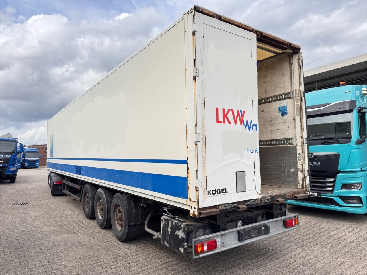 Kögel SPKH 24 Koffer 3-Achser - Полуприколка сандучар: слика 2 Kögel SPKH 24 Koffer 3-Achser - Полуприколка сандучар: слика 2