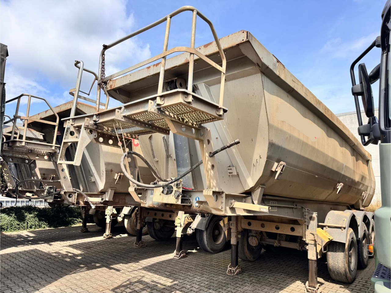 Menci SA700R Kipper Mulde 27m³ Lift Stahl Stück - Кипер полуприколка: слика 1 Menci SA700R Kipper Mulde 27m³ Lift Stahl Stück - Кипер полуприколка: слика 1