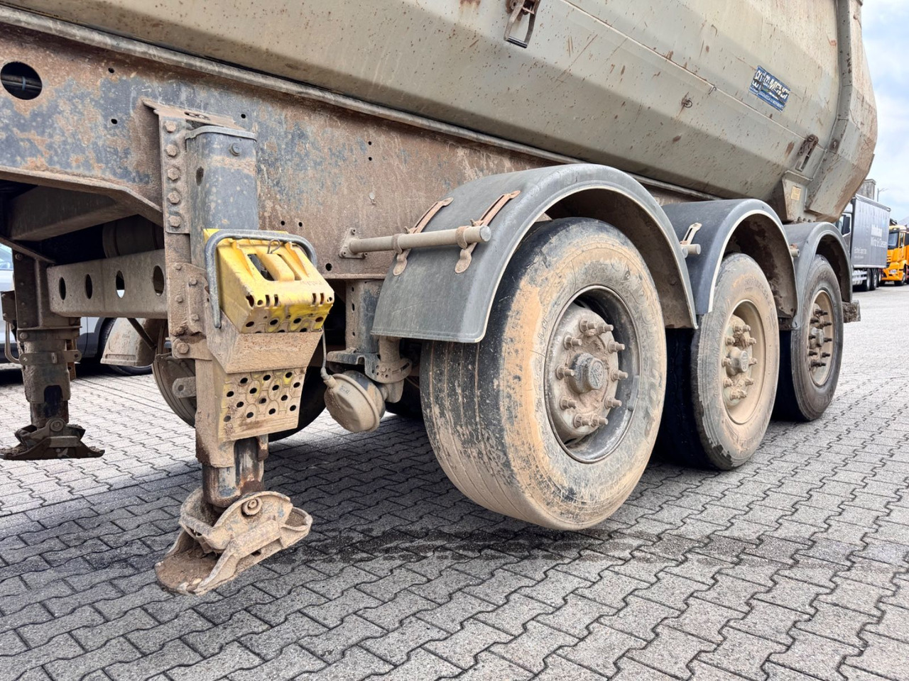 Menci SA700R Kipper Mulde 27m³ Lift Stahl Stück - Кипер полуприколка: слика 4 Menci SA700R Kipper Mulde 27m³ Lift Stahl Stück - Кипер полуприколка: слика 4