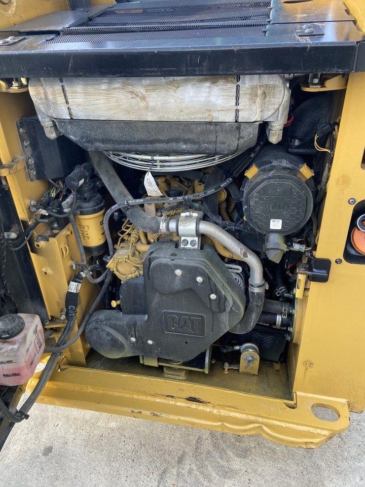 CAT 226 D3 (5867) - Компактен натоварувач: слика 5 CAT 226 D3 (5867) - Компактен натоварувач: слика 5